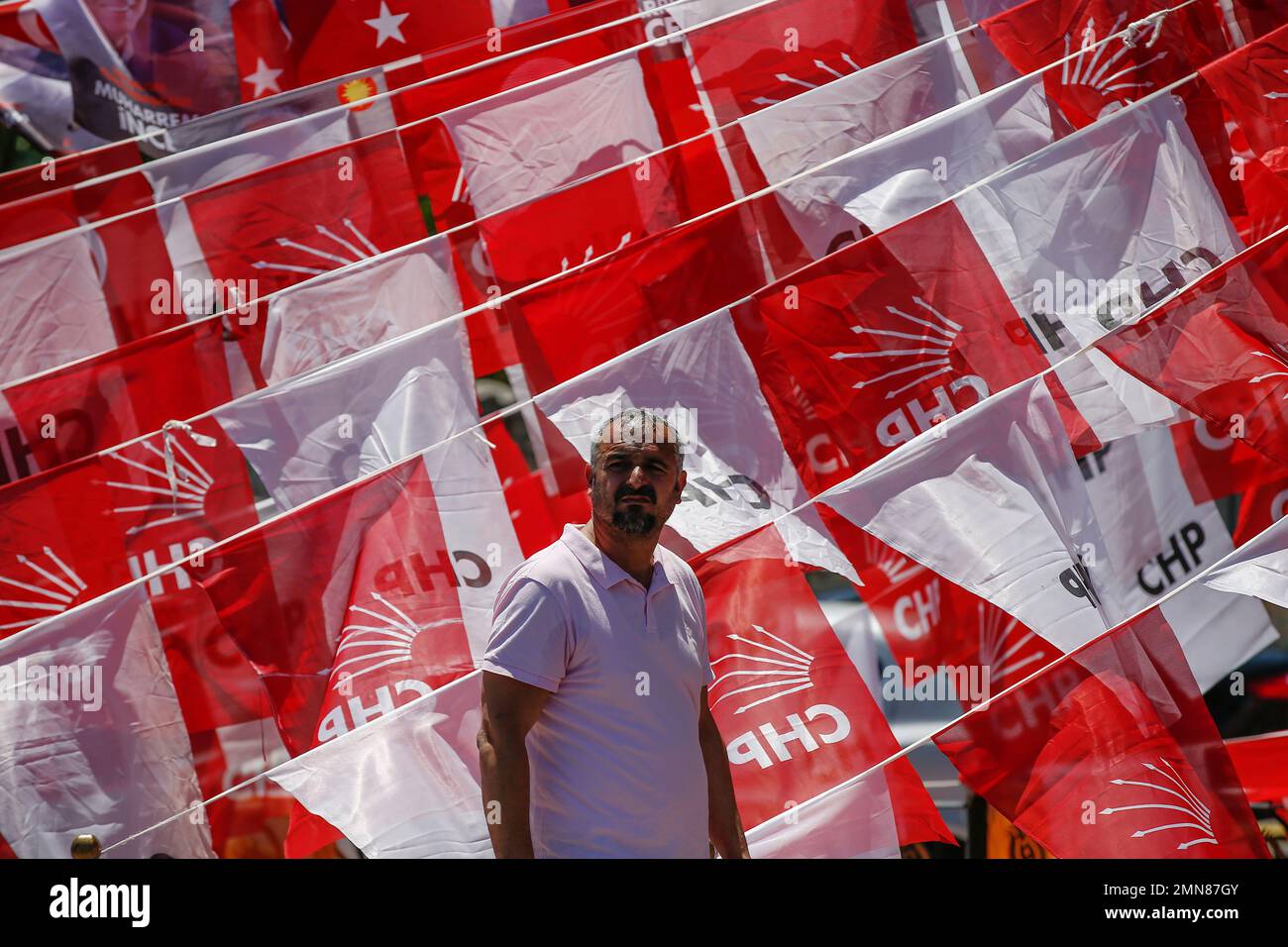 A supporter listens to Muharrem Ince, presidential candidate of Turkey's main opposition Republican People's Party, CHP, during an election rally in Istanbul, Sunday, June 3, 2018. Ince is seen as a strong contender to end president Recep Tayyip Erdogan's 16 year rule in presidential elections on June 24, 2018. (AP Photo/Emrah Gurel) Banque D'Images