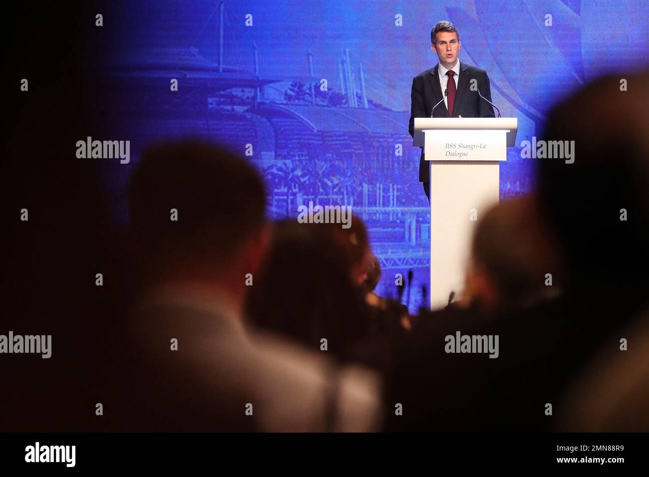 Britain's Secretary of State for Defense Gavin Williamson delivers his speech during the fifth plenary session at the 17th International Institute for Strategic Studies (IISS) Shangri-la Dialogue, an annual defense and security forum in Asia, in Singapore, Sunday, June 3, 2018. (AP Photo/Yong Teck Lim) Banque D'Images