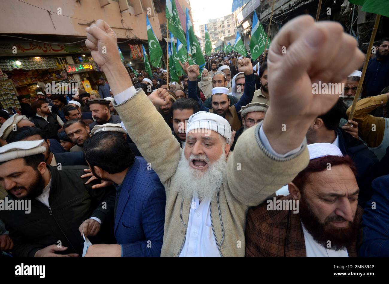 Peshawar, Pakistan. 27th janvier 2023. Les travailleurs du mouvement Jamaat-e-Islami criaient des slogans lors d'une manifestation contre la Suède. Le Premier ministre pakistanais Shahbaz Sharif, plusieurs pays arabes ainsi que la Turquie ont condamné le 23 janvier l'islamophobie après que le politicien d'extrême-droite suédois-danois Rasmus Paludan ait brûlé une copie du Coran lors d'un rassemblement à Stockholm le 21 janvier. (Photo de Hussain Ali/Pacific Press/Sipa USA) crédit: SIPA USA/Alay Live News Banque D'Images