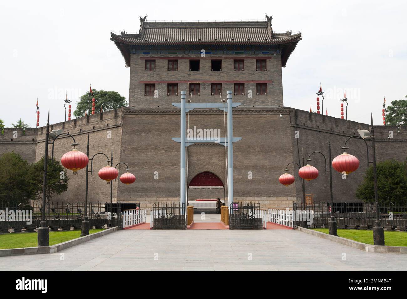 Section fortement restaurée des fortifications de Xi'an, également connue sous le nom de mur de la ville de Xian, avec une tour d'observation de la passerelle, à laquelle l'approche est au-dessus d'un pont-plan abaissé au-dessus de la fossé de l'eau. Chine. PRC. Banque D'Images