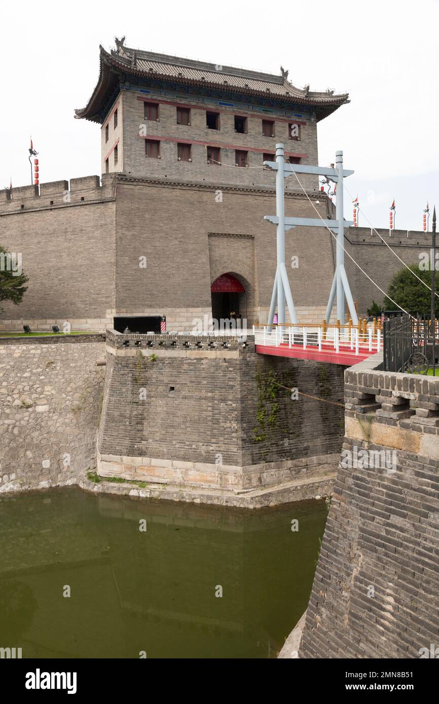 Section fortement restaurée des fortifications de Xi'an, également connue sous le nom de mur de la ville de Xian, avec une tour d'observation de gatehouse. Une « couche » d'eau, traversée par un pont-levis, protège davantage la ville antique. Chine. PRC. Banque D'Images