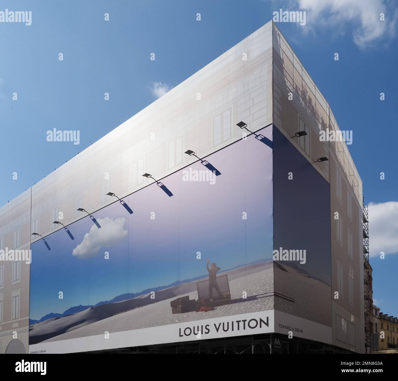 TURIN, ITALIE - VERS SEPTEMBRE 2022 : panneau d'affichage Louis Vuitton Banque D'Images