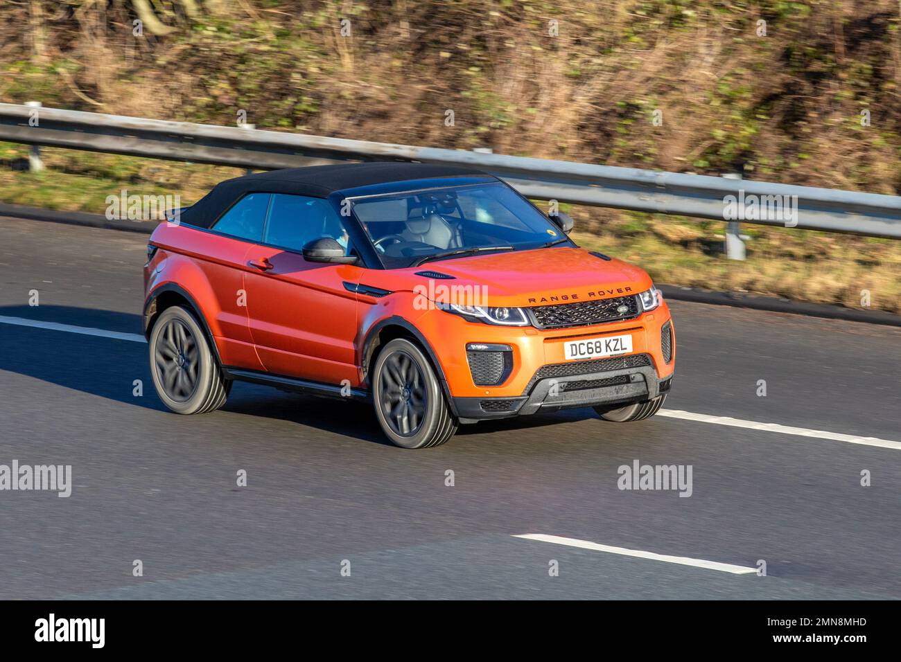 2018 Orange LAND ROVER. RANGE ROVER EVOQUE 1999cc diesel automatique à 9 vitesses Banque D'Images