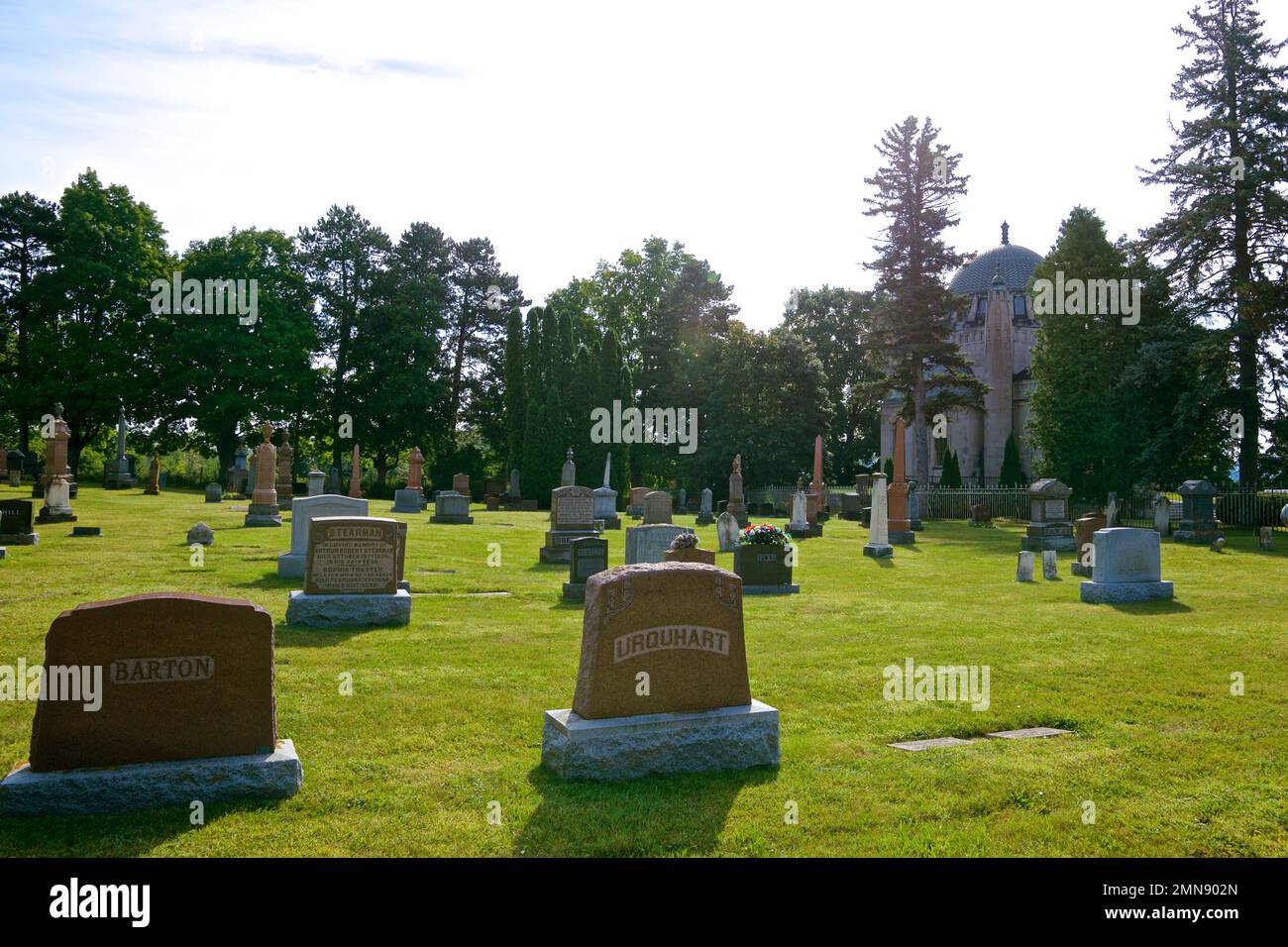 Tombes et tombes dans un cimetière d'église Banque D'Images