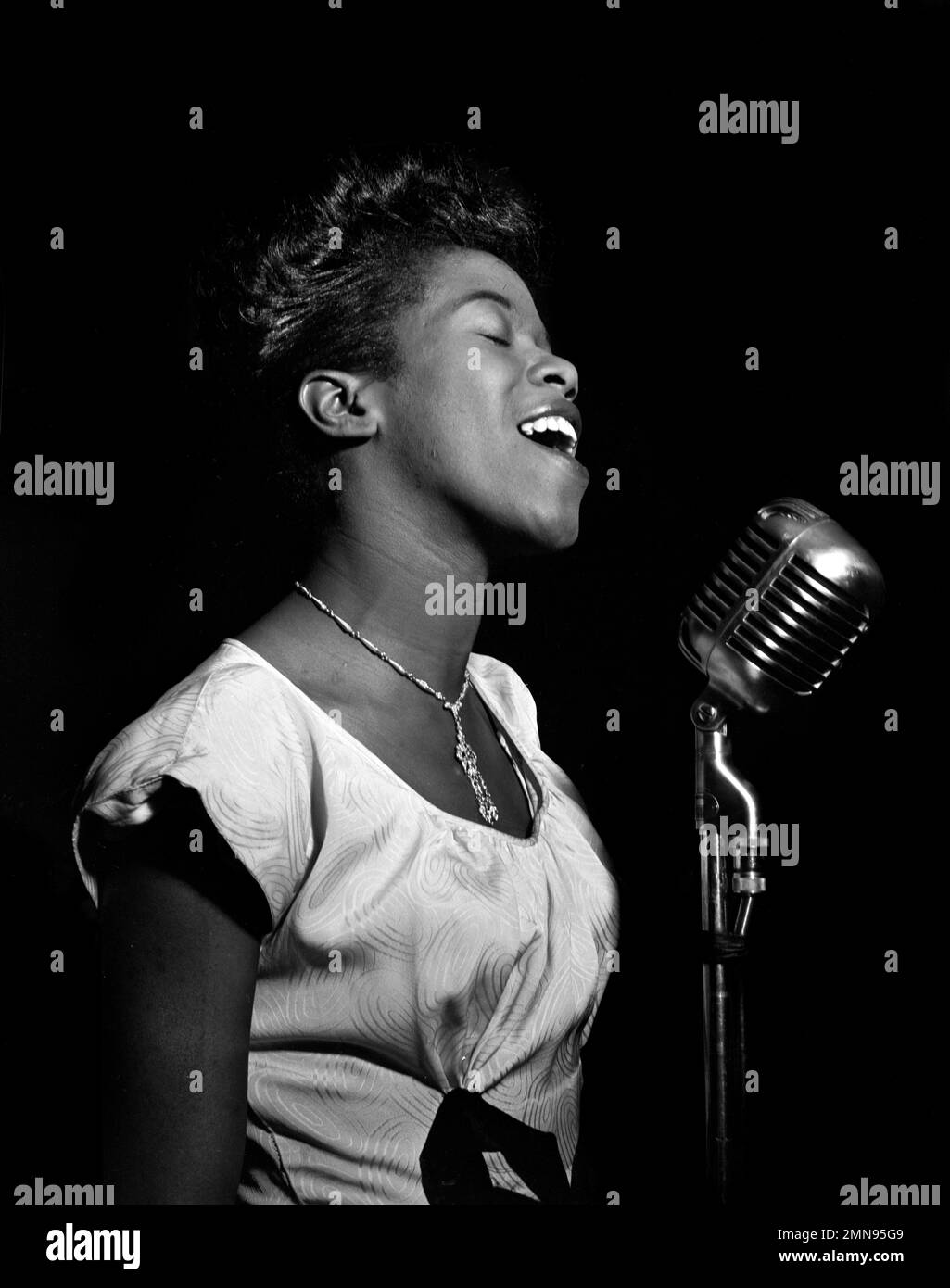 Sarah Vaughan. Portrait de la chanteuse de jazz américaine Sarah lois Vaughan (1924-1990) par William P. Gottlieb, c. 1946 Banque D'Images