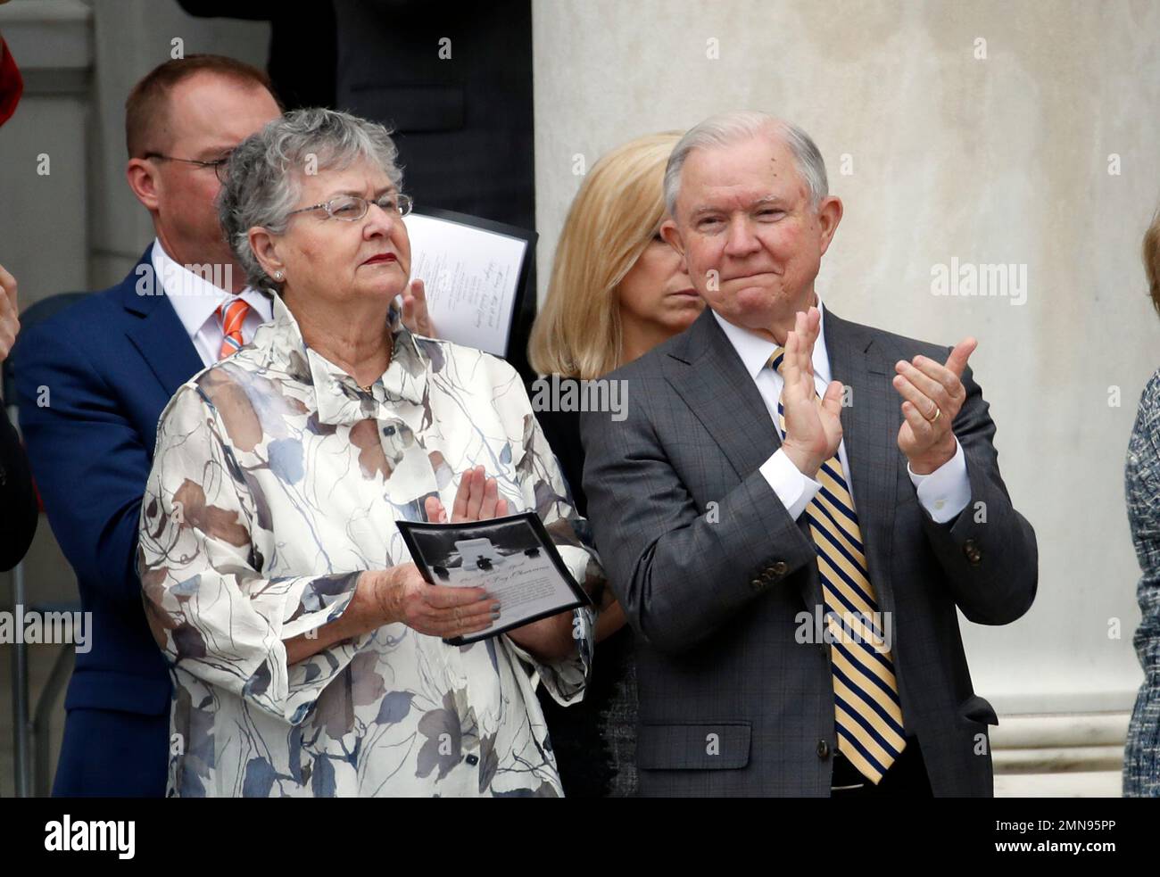 Attorney General Jeff Sessions, right, with his wife Mary Blackshear Sessions, applaud as President Donald Trump speaks at the Memorial Amphitheater in Arlington National Cemetery on Memorial Day, Monday, May 28, 2018 in Arlington, Va.(AP Photo/Alex Brandon) Banque D'Images