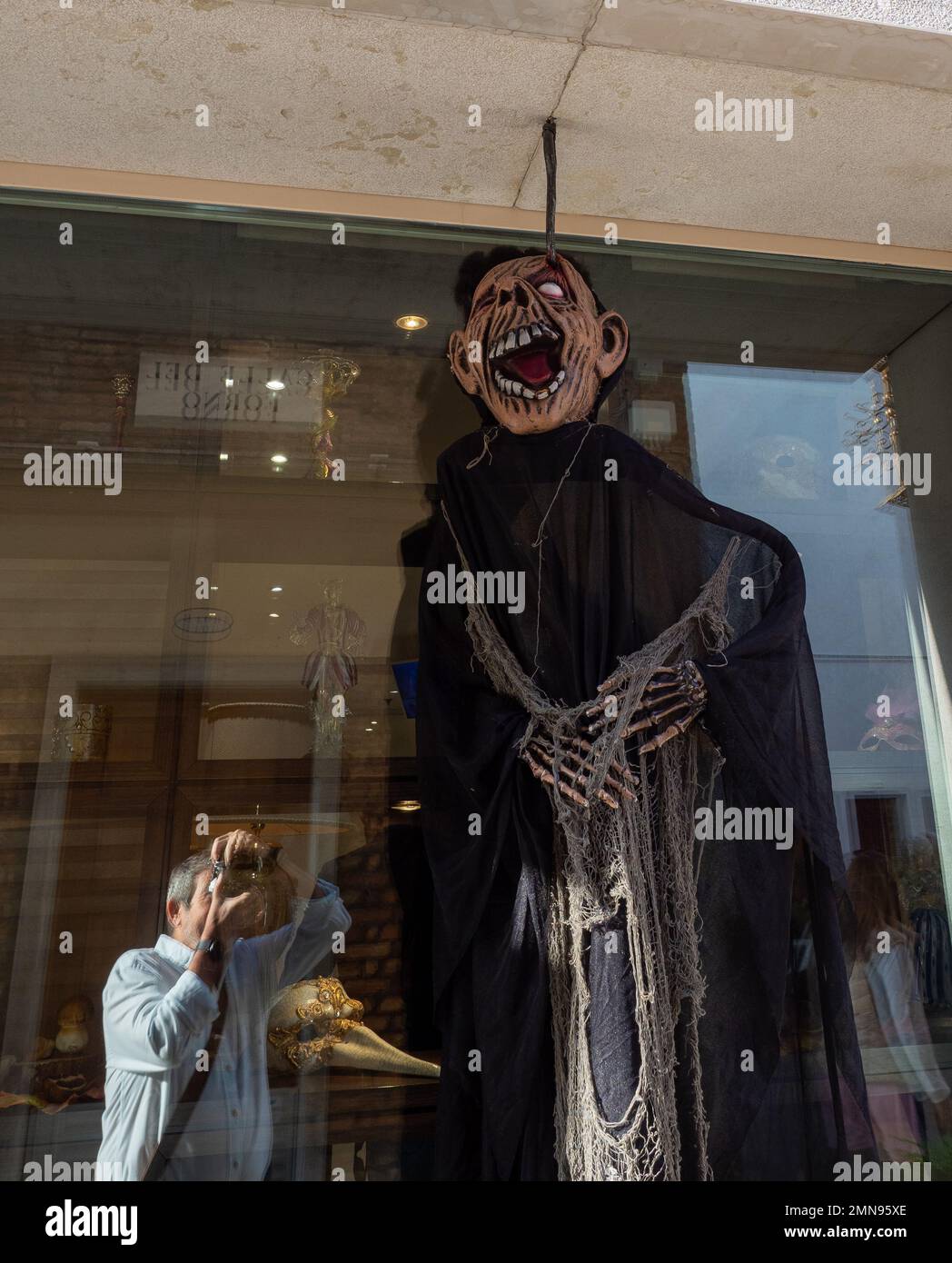 Décoration d'Halloween suspendue à l'extérieur dans un magasin. Concept Halloween. Banque D'Images