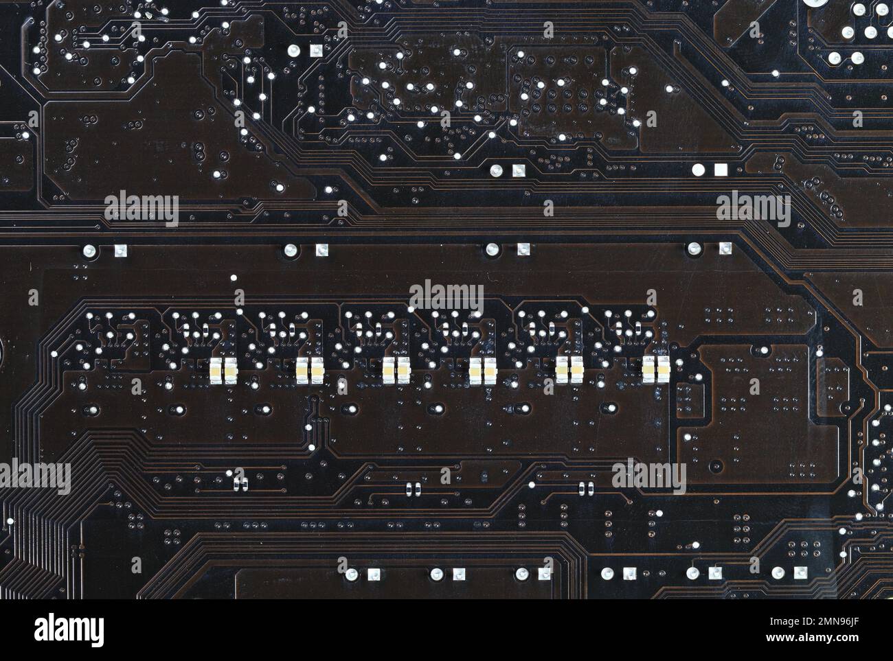Carte de circuit imprimé informatique moderne avec composants électroniques. Banque D'Images