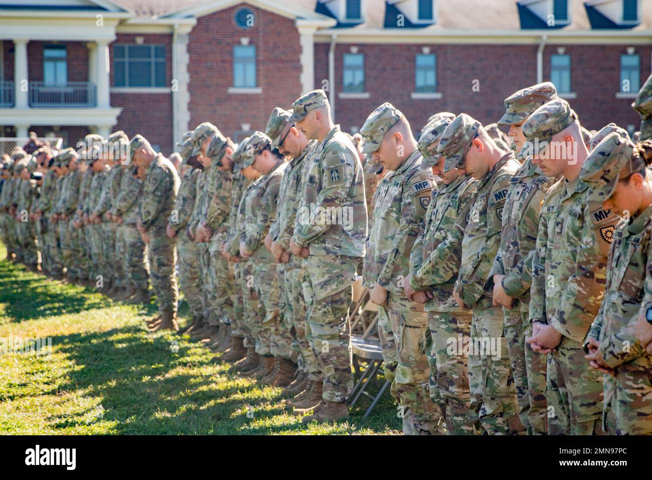 Les soldats de l’équipe de combat de la 76e brigade d’infanterie s’arrêtent pour un moment de réflexion lors de leur cérémonie de départ au Camp Atterbury près d’Édimbourg, le vendredi 30 septembre 2022. Photo de la Garde nationale de l'Indiana par le Sgt. Jonah Alvarez équipe de combat de la 76e brigade d'infanterie, Camp Atterbury, cérémonie de départ, Garde nationale de l'Indiana, Banque D'Images