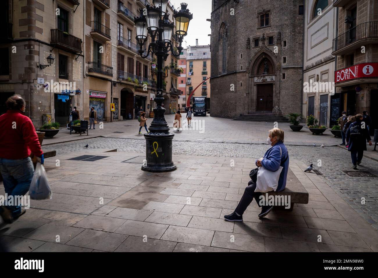 Une femme prend une pause sur un banc à El Born, Barcelone, Catalogne, Espagne, février 2021. Banque D'Images