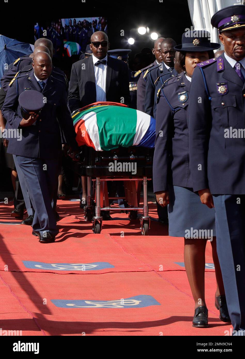 South African police pallbearers carry a coffin of photographer, Sam Nzima, know for his iconic photo showing Hector Pieterson, a 13-year-old shot by police during the 1976 Soweto uprising, during his funeral at Lillydale, Bushbuckridge in Mpumalanga, South Africa, Saturday, May 26, 2018. (AP Photo/Themba Hadebe) Banque D'Images