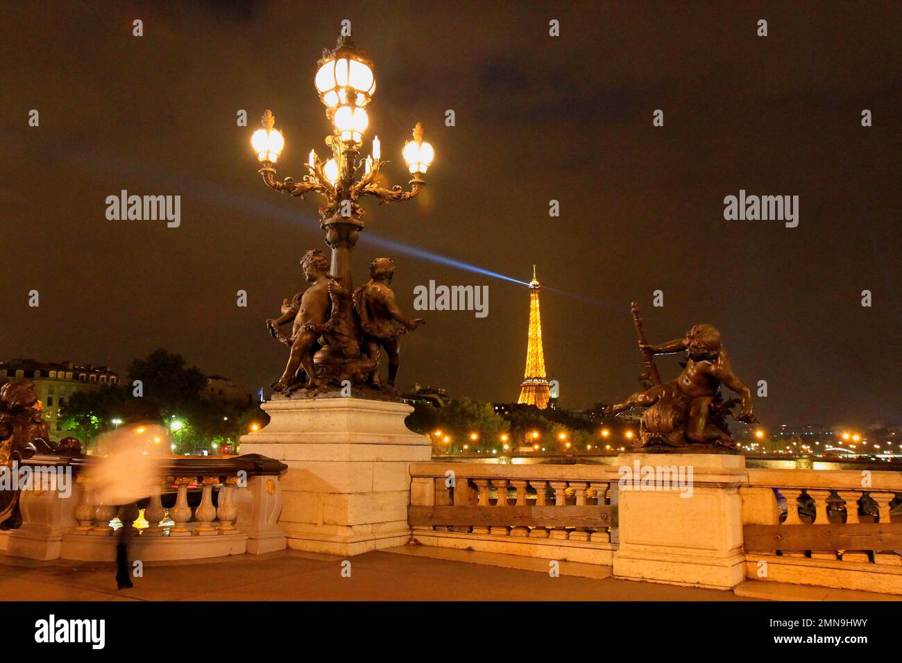 Tour Eiffel le soir depuis le pont Alexandre III, Paris, France Banque D'Images