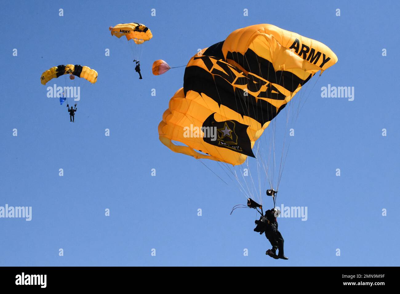 Les Chevaliers d'or de l'armée américaine se présentent à la Red River Thunder Open House et au spectacle aérien de la base aérienne d'Altus, Oklahoma, le 1 octobre 2022. Environ 95 personnes composent l'équipe, dont quatre unités de parachutisme, une unité d'aviation et un quartier général. Banque D'Images