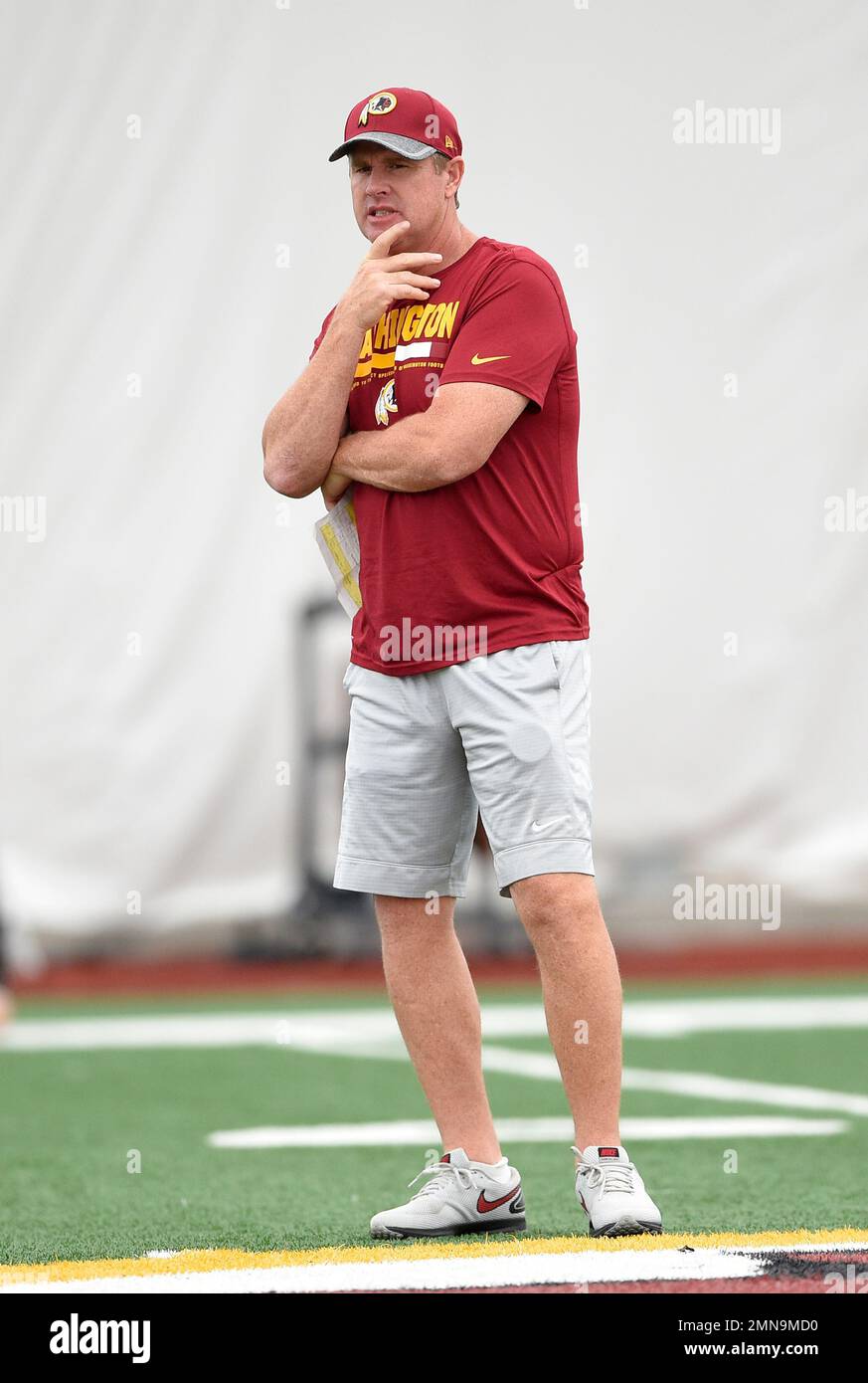 Washington Redskins head coach Jay Gruden watches during an NFL football team practice, Wednesday, May 23, 2018, in Ashburn, Va. (AP Photo/Nick Wass) Banque D'Images