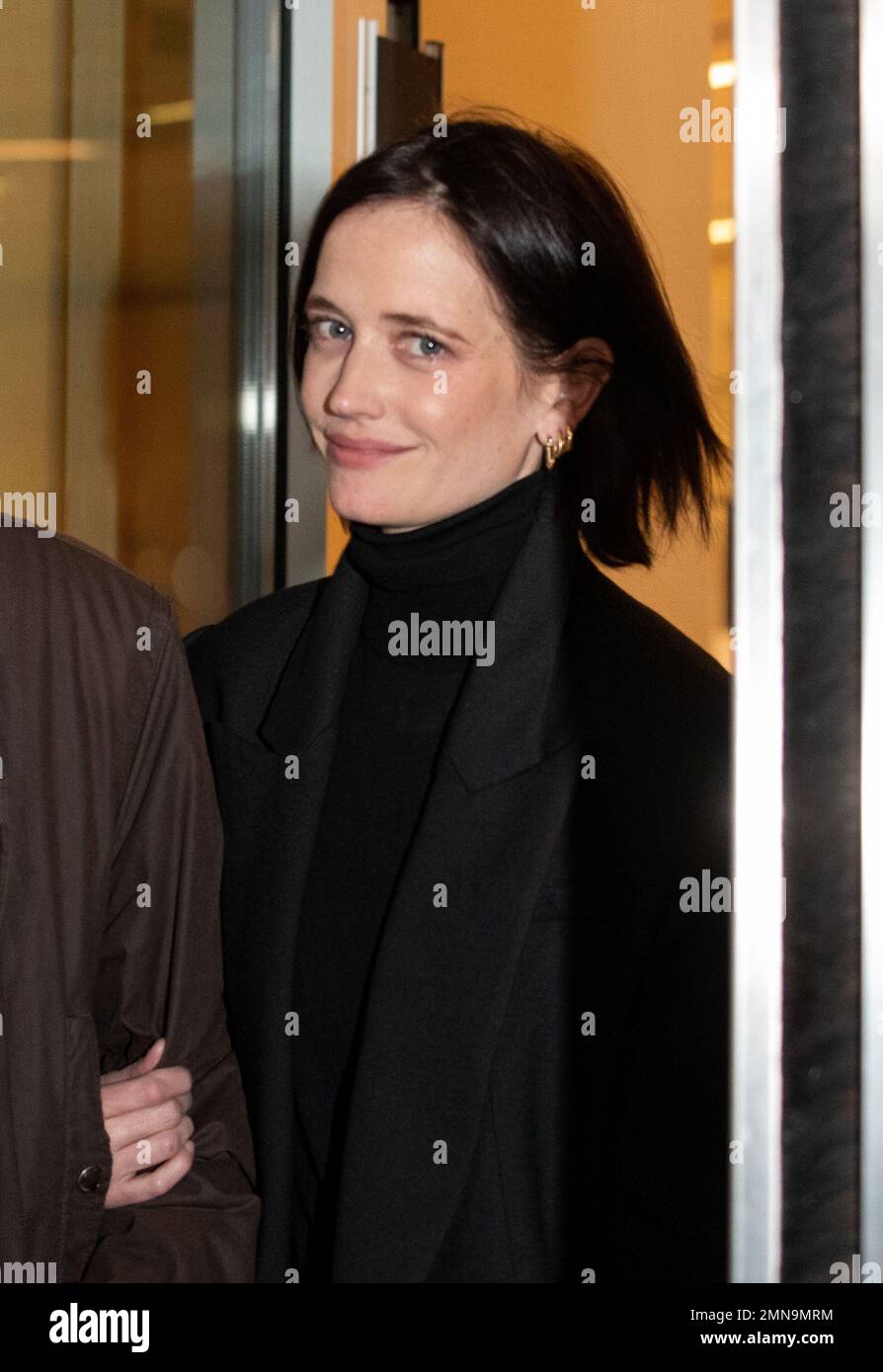 LONDRES, le 30th janvier 2023, l'actrice Eva Green quitte le Rolls Building après avoir pris la case témoin en action judiciaire contre un film de plusieurs millions de livres A Patriot. Crédit : Lucy North/Alamy Live News Banque D'Images