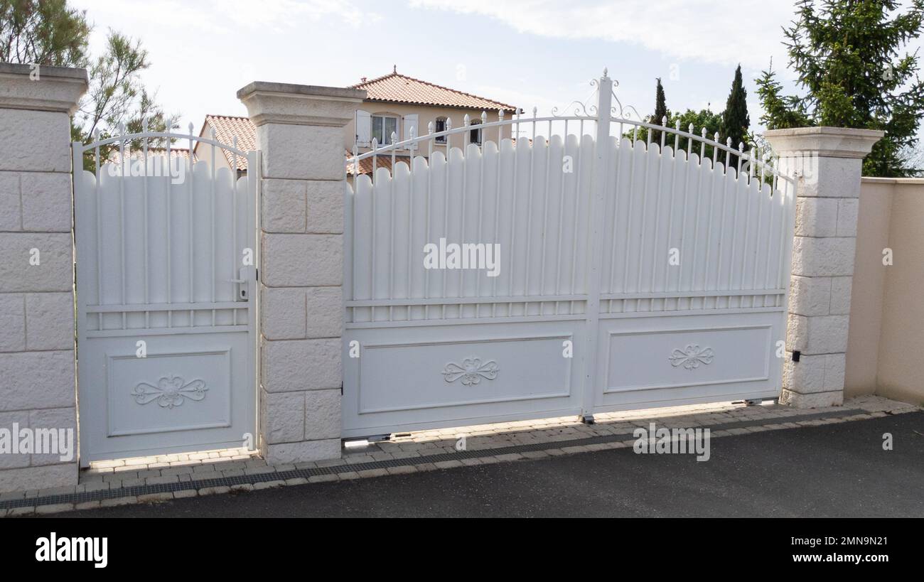 portail-blanc-et-porte-d-acc-s-la-maison-classique-ancienne-porte-en
