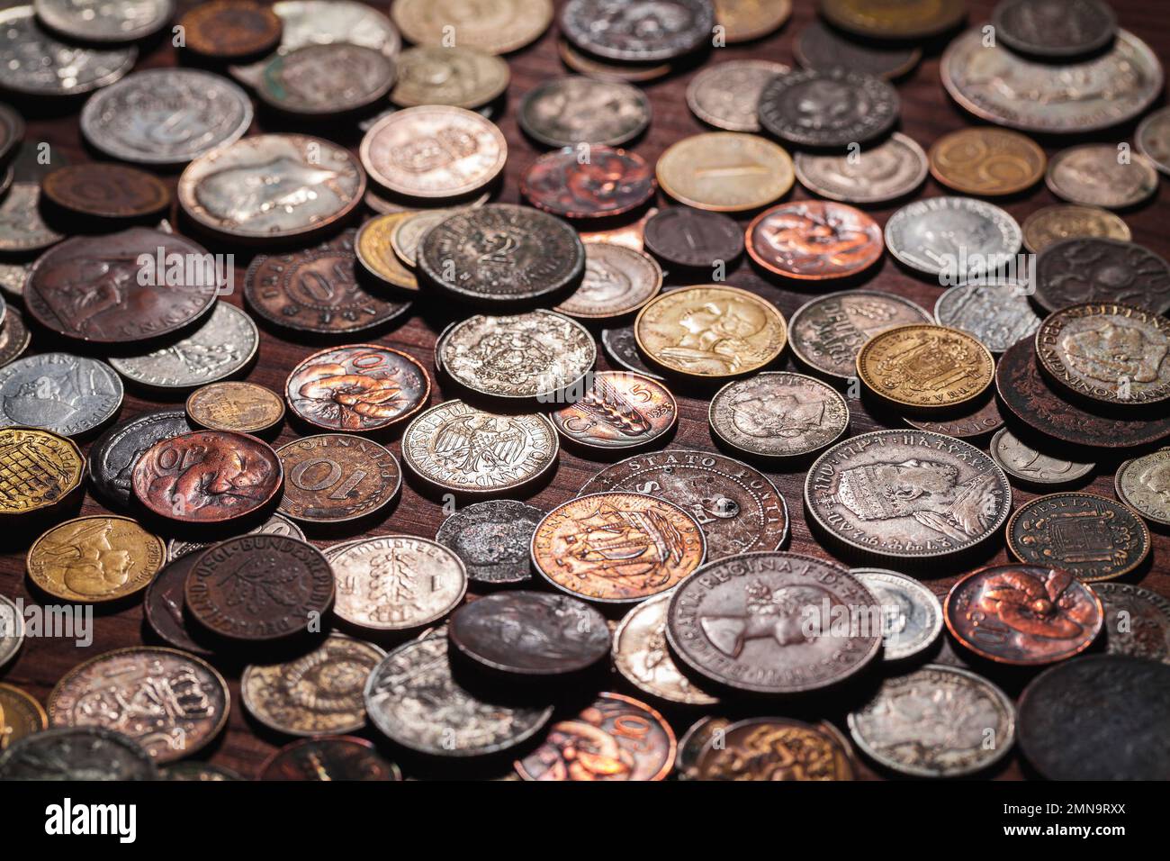 Texture de vieilles pièces de monnaie du monde entier de 1940 au nouveau millénaire Banque D'Images