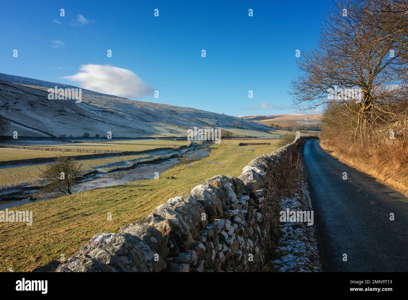Temps glacial à Littondale sur la route de Halton Gill en suivant la rivière Skirfare, le parc national de Yorkshire Dales, North Yorkshire, Angleterre, Royaume-Uni Banque D'Images