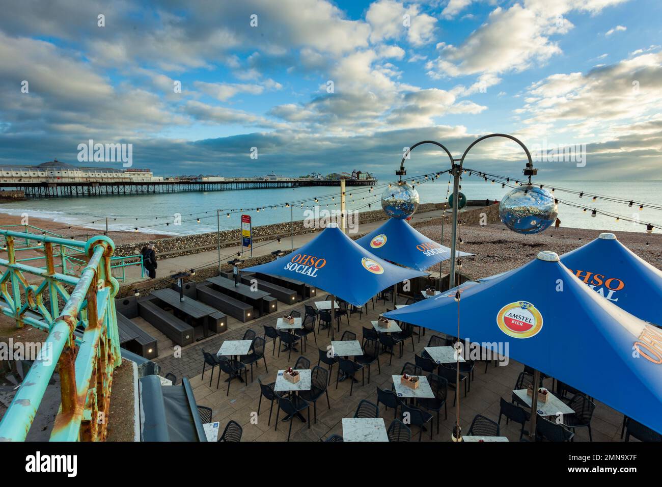 Après-midi d'hiver au bar social OHSO sur la plage de Brighton, East Sussex, Angleterre. Banque D'Images