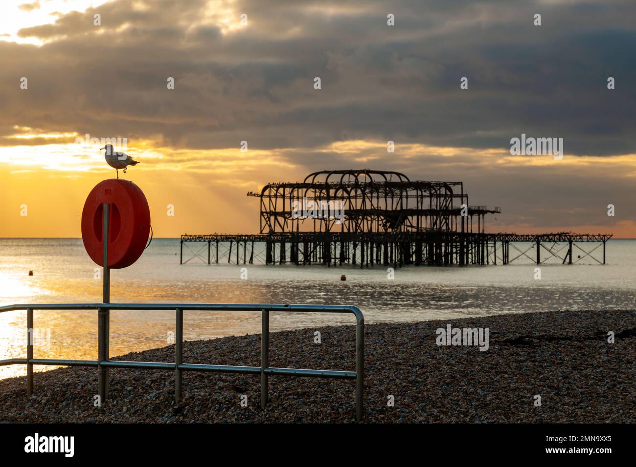 Coucher de soleil sur les ruines de West Pier sur Brighton Beach, East Sussex, Angleterre. Banque D'Images