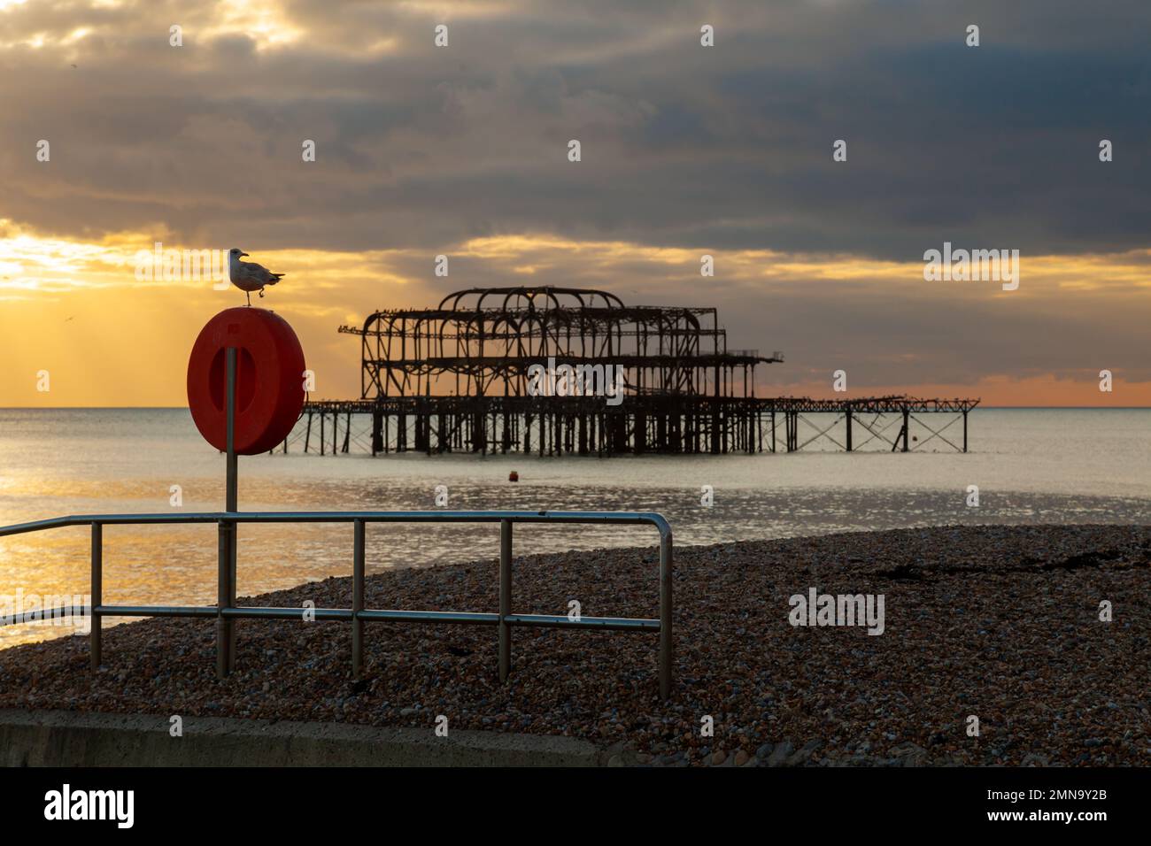 Coucher de soleil sur les ruines de West Pier sur Brighton Beach, East Sussex, Angleterre. Banque D'Images