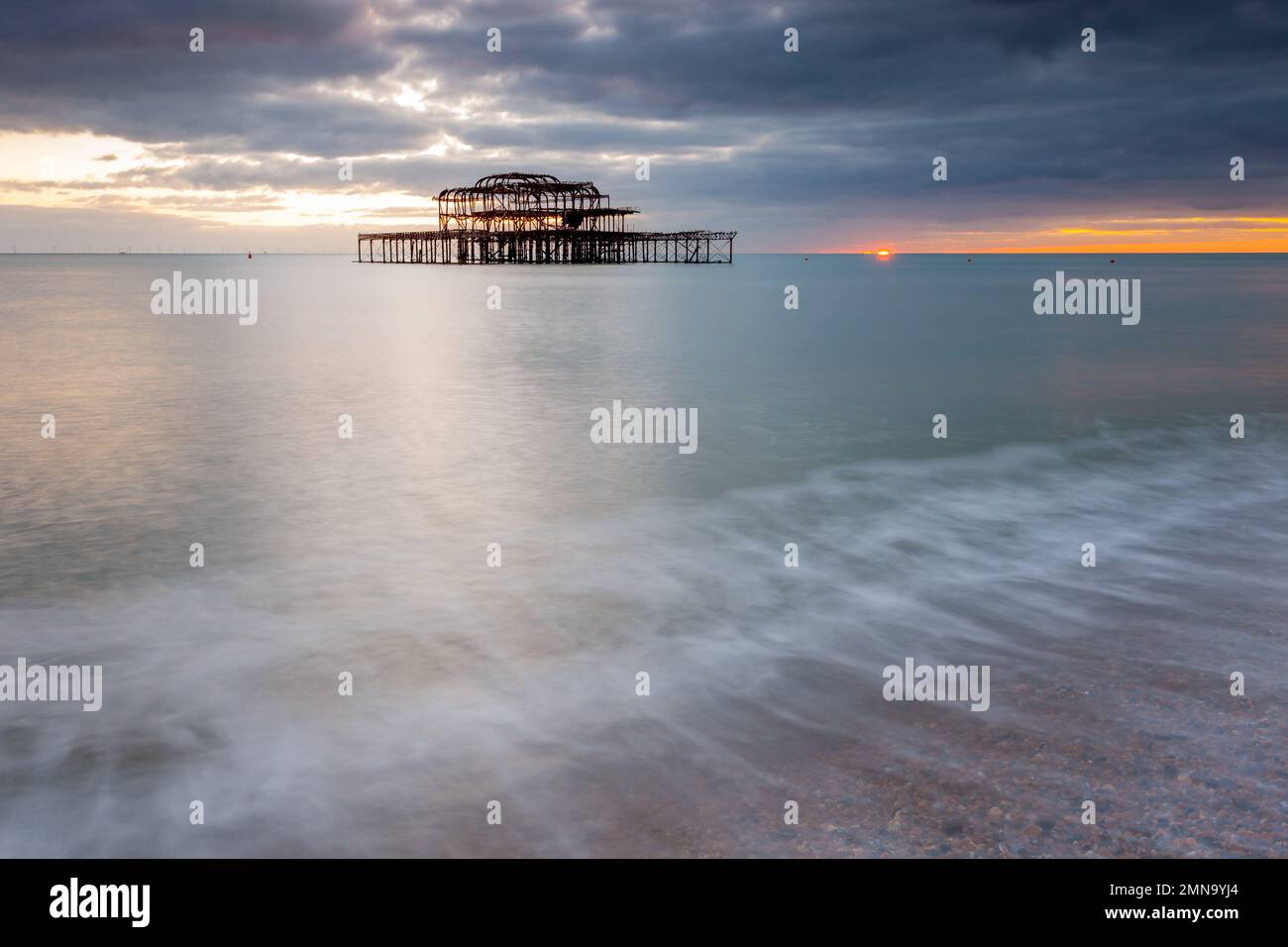 Coucher de soleil sur les ruines de West Pier à Brighton, East Sussex, Angleterre. Banque D'Images