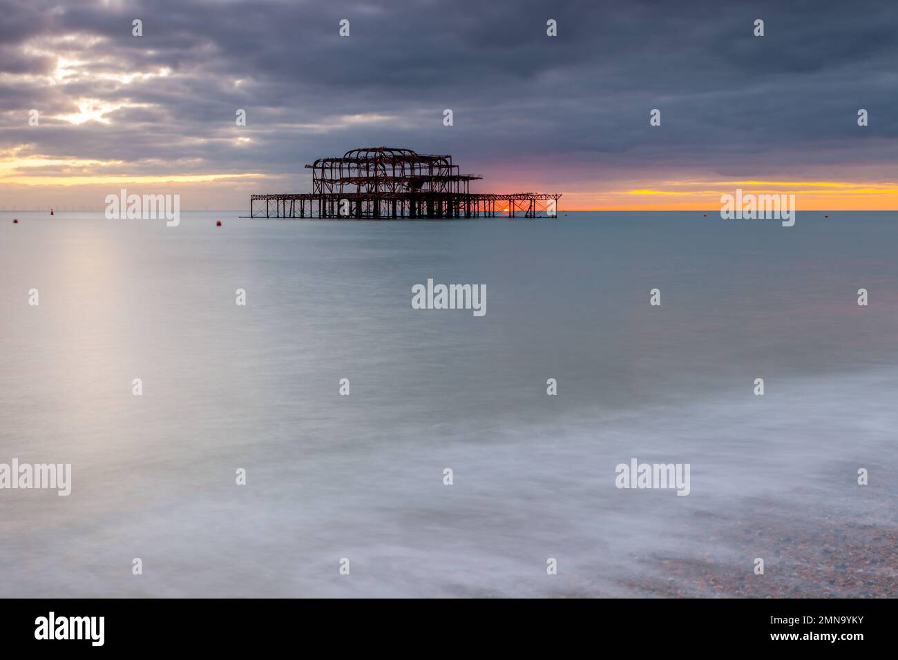 Coucher de soleil sur les ruines de West Pier à Brighton, East Sussex, Angleterre. Banque D'Images
