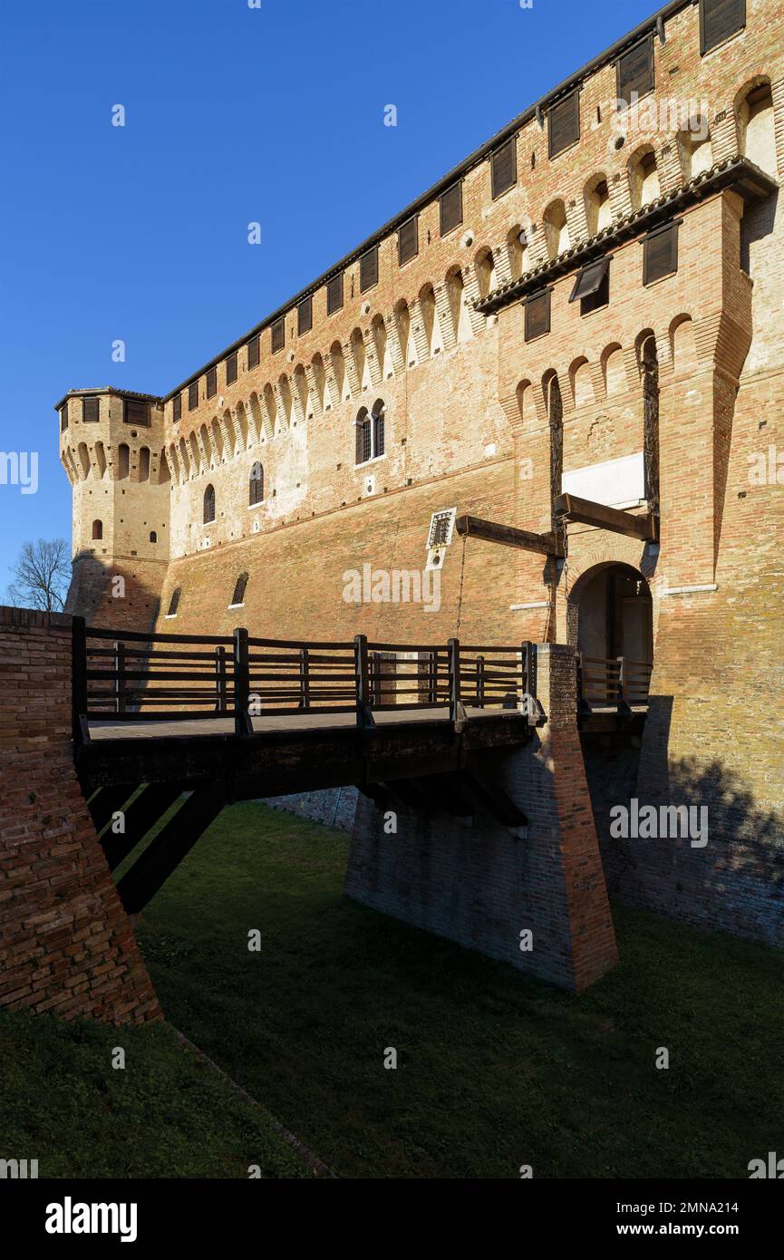 Le château de Gradara vu de la façade avec copie espace dans le ciel. Gradara est un village italien d'âge moyen près d'Urbino célèbre pour la stoï de Paul et Banque D'Images