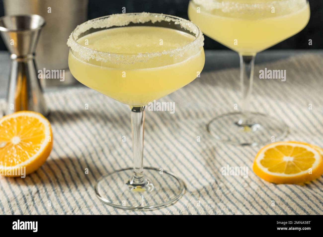 Martinis au citron de Meyer rafraîchissant avec un plateau de sucre Banque D'Images