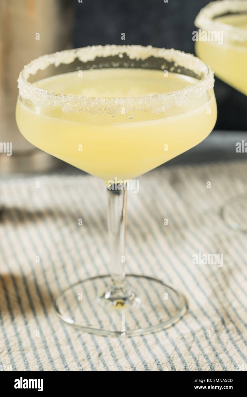 Martinis au citron de Meyer rafraîchissant avec un plateau de sucre Banque D'Images