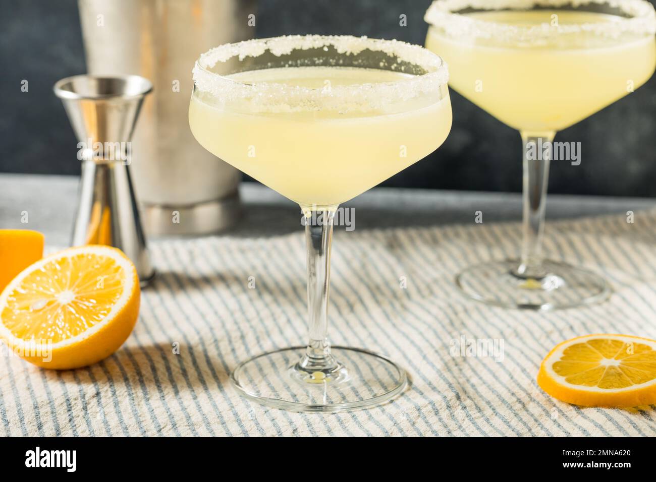 Martinis au citron de Meyer rafraîchissant avec un plateau de sucre Banque D'Images