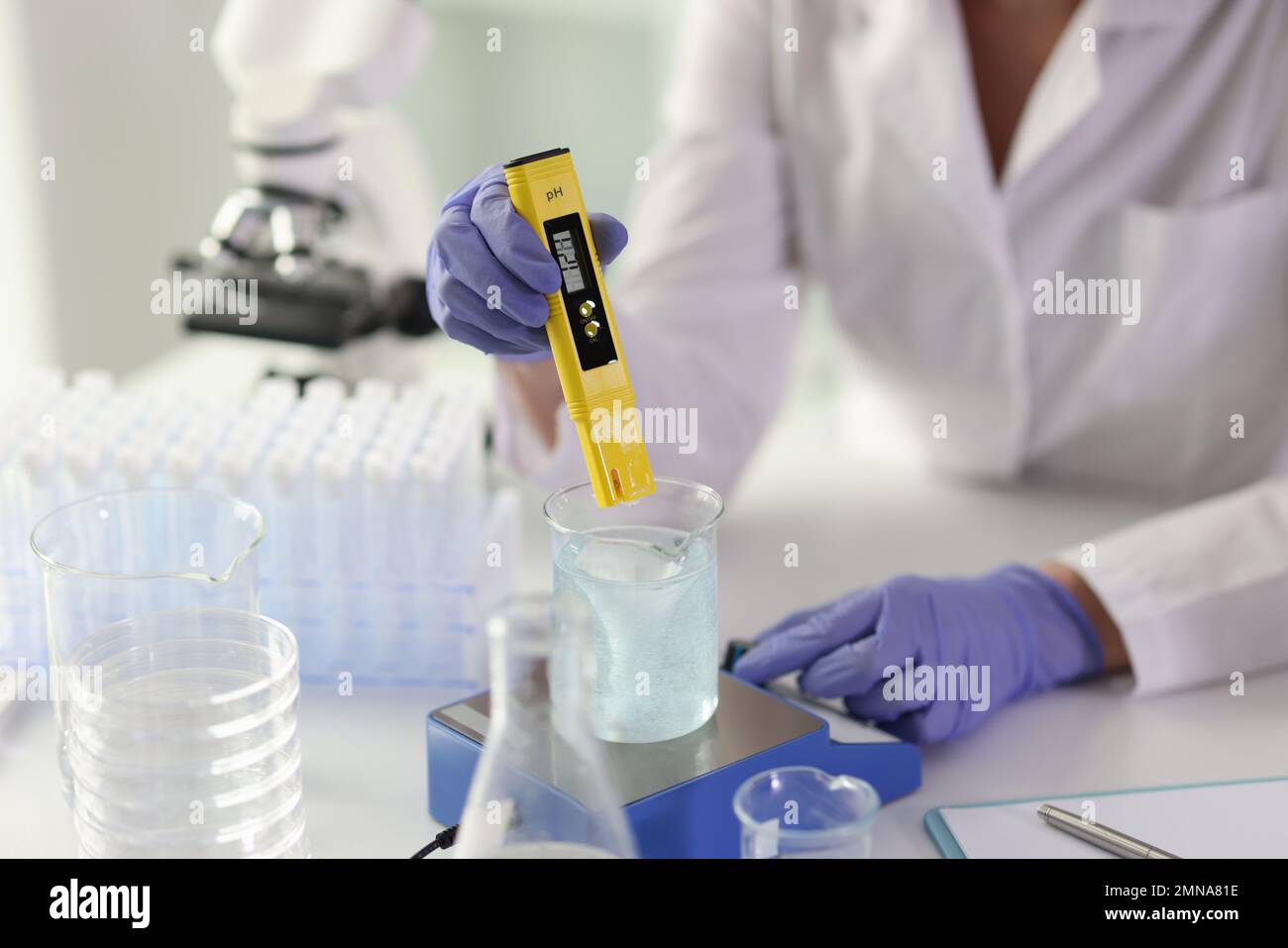 Gros plan d'une scientifique féminine effectuant des tests en laboratoire. Banque D'Images