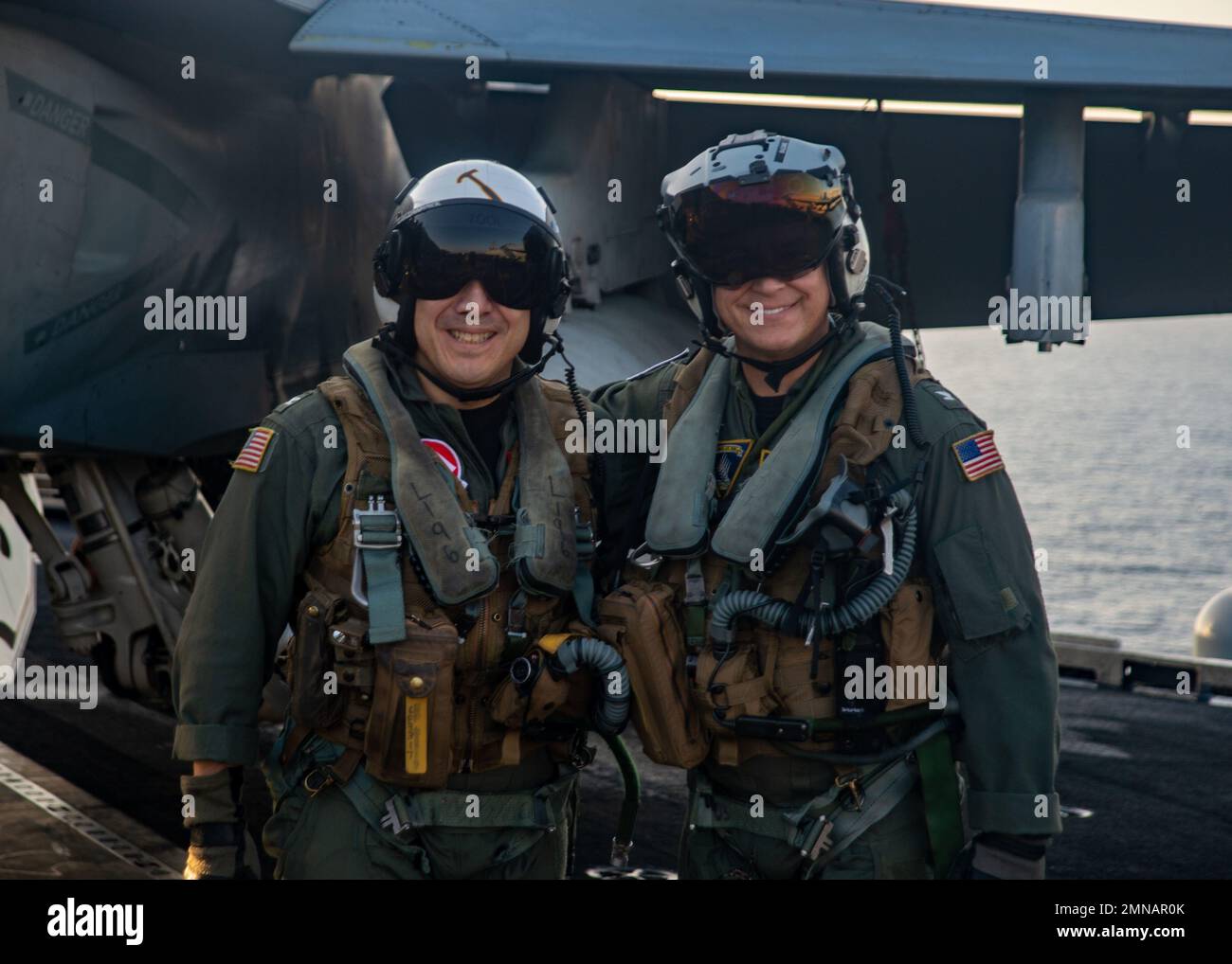 221001-N-YQ181-2331 WATERS EAST OF THE KOREAN PENINSULA (1 octobre 2022) Capt Fred Goldhammer, à gauche, commandant des États-Unis Le seul porte-avions déployé par l’avant de la Marine, l’USS Ronald Reagan (CVN 76), et le Capt Michael Sweeney, commandant de l’escadre aérienne Carrier (CVW) 5, posent pour une photo sur le pont de vol dans les eaux à l’est de la péninsule coréenne, le 1 octobre. Ronald Reagan, le navire amiral du Carrier Strike Group 5, fournit une force prête à combattre qui protège et défend les États-Unis, et soutient les alliances, les partenariats et les intérêts maritimes collectifs dans la région Indo-Pacifique. Banque D'Images