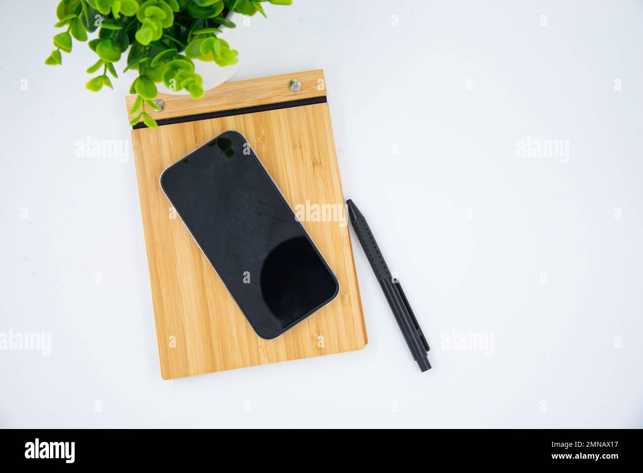 Concept de retour à l'école. Vue du dessus photo des fournitures scolaires smartphone sur bloc-notes stylos reliures et ruban adhésif sur fond blanc pastel isolé Banque D'Images