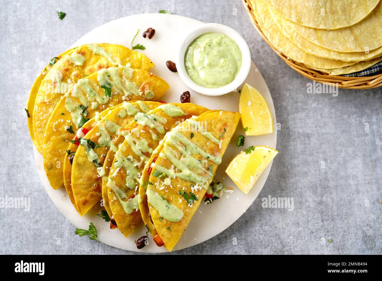 Tacos au riz et aux haricots frits croustillants | apéritif servi avec une sauce à la crème d'avacado Banque D'Images