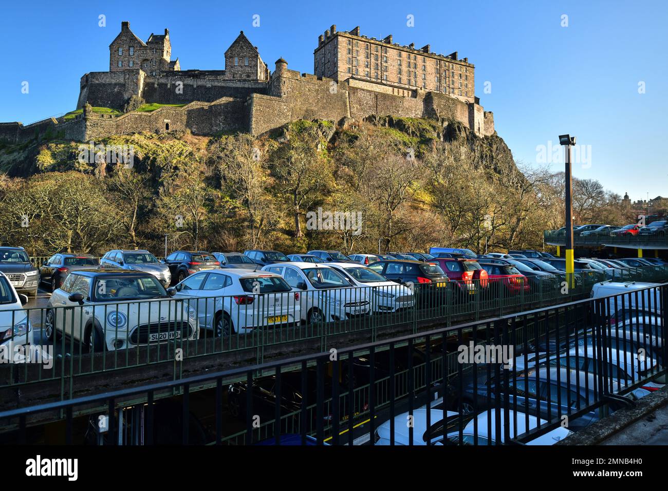Edinburgh, Écosse, Royaume-Uni, 30 janvier 2023. Vue générale sur le parking NCP Castle Terrace sous le château d'Édimbourg. credit sst/alamy nouvelles en direct Banque D'Images