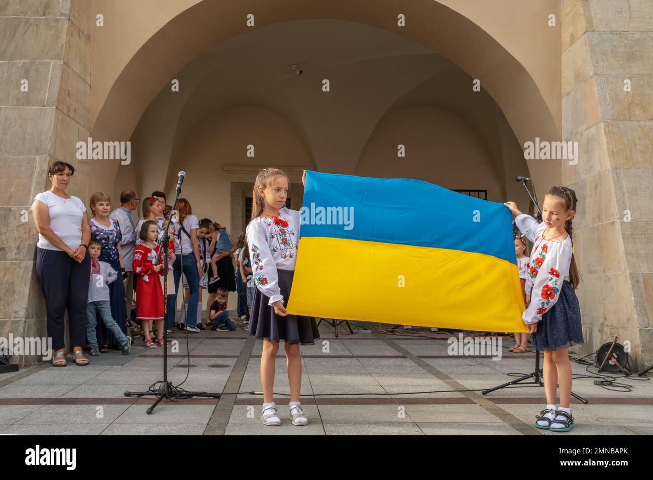 Les filles réfugiées ukrainiennes arborent le drapeau national de l'Ukraine Banque D'Images