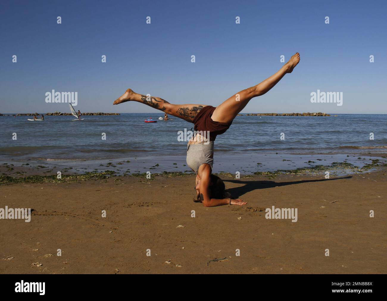 Momento Yoga al mare Banque D'Images