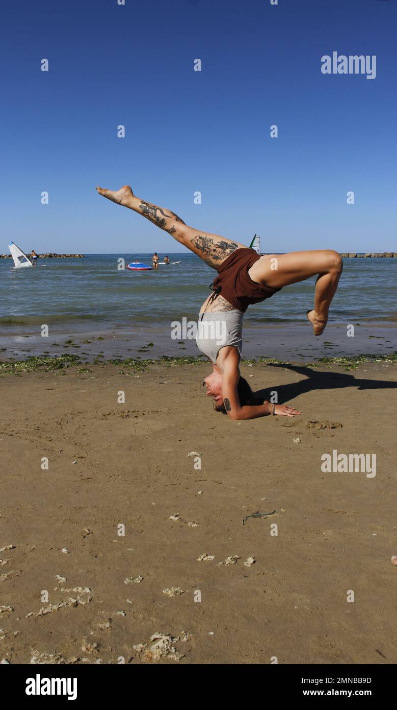 Momento Yoga al mare Banque D'Images
