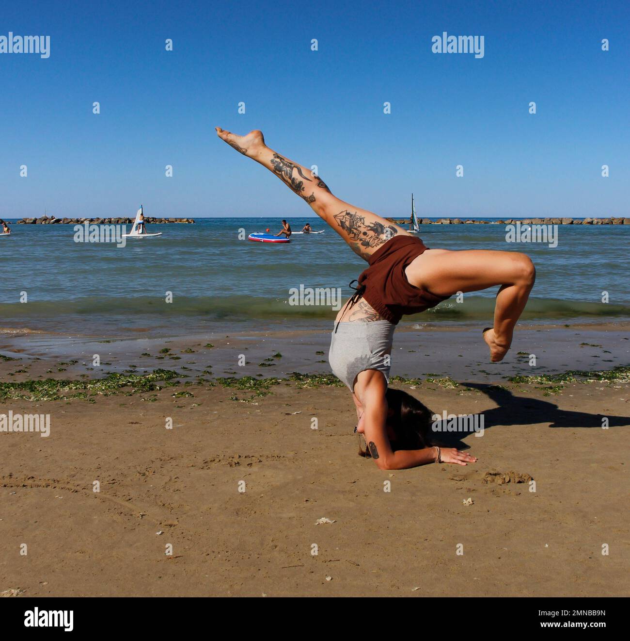 Momento Yoga al mare Banque D'Images