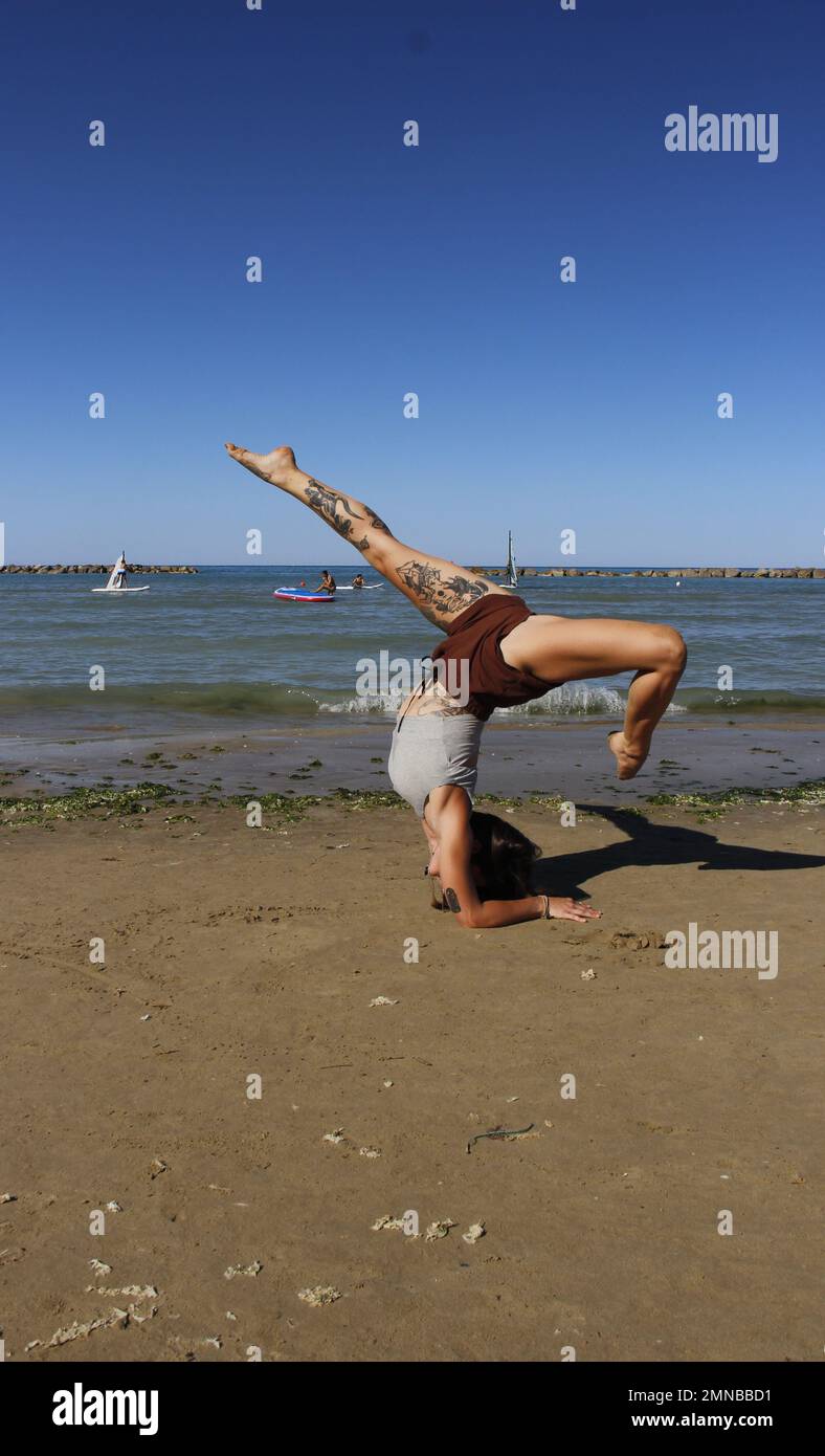 Momento Yoga al mare Banque D'Images