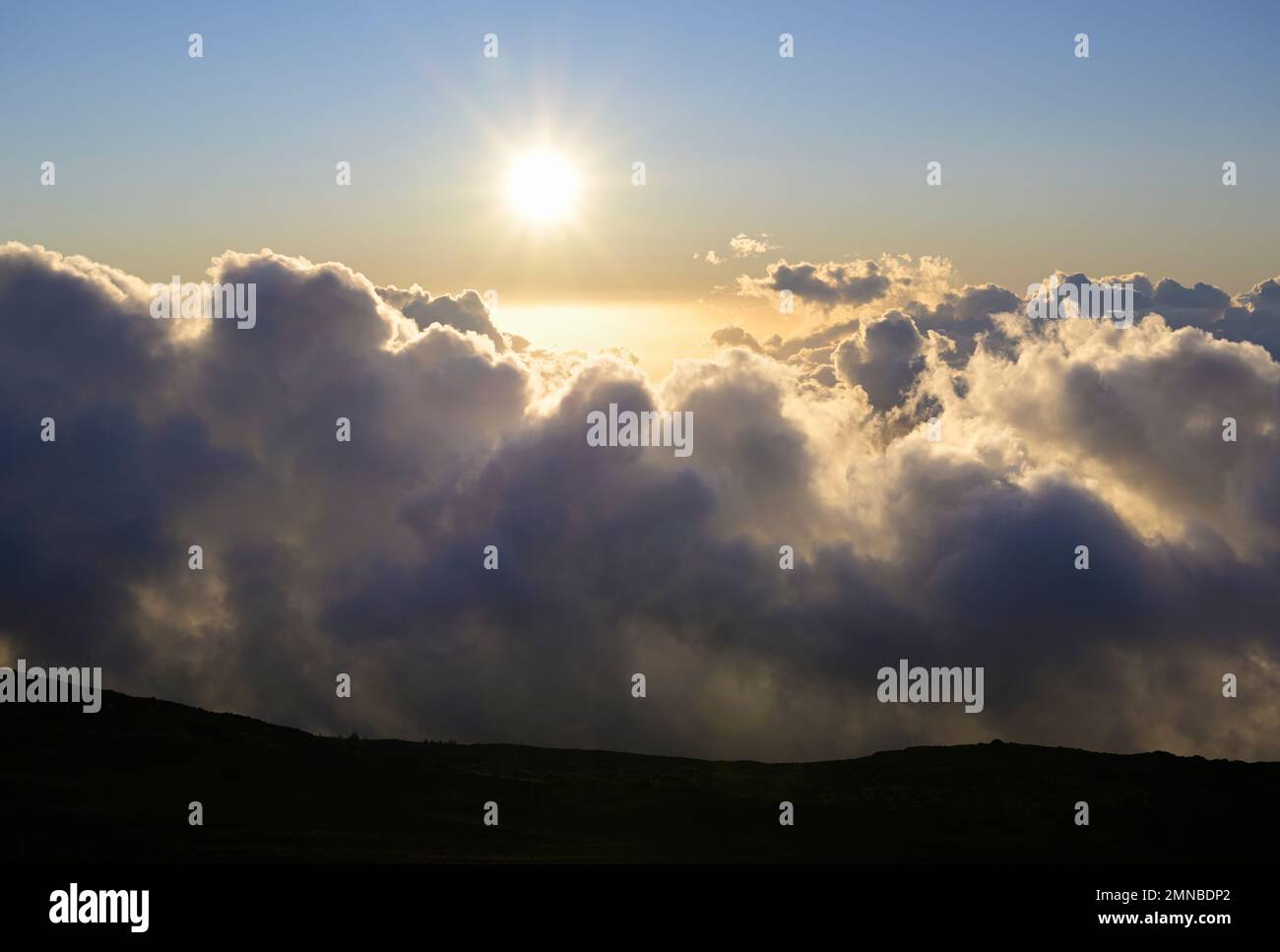 Nuages au coucher du soleil depuis le volcan Haleakala, Maui Banque D'Images