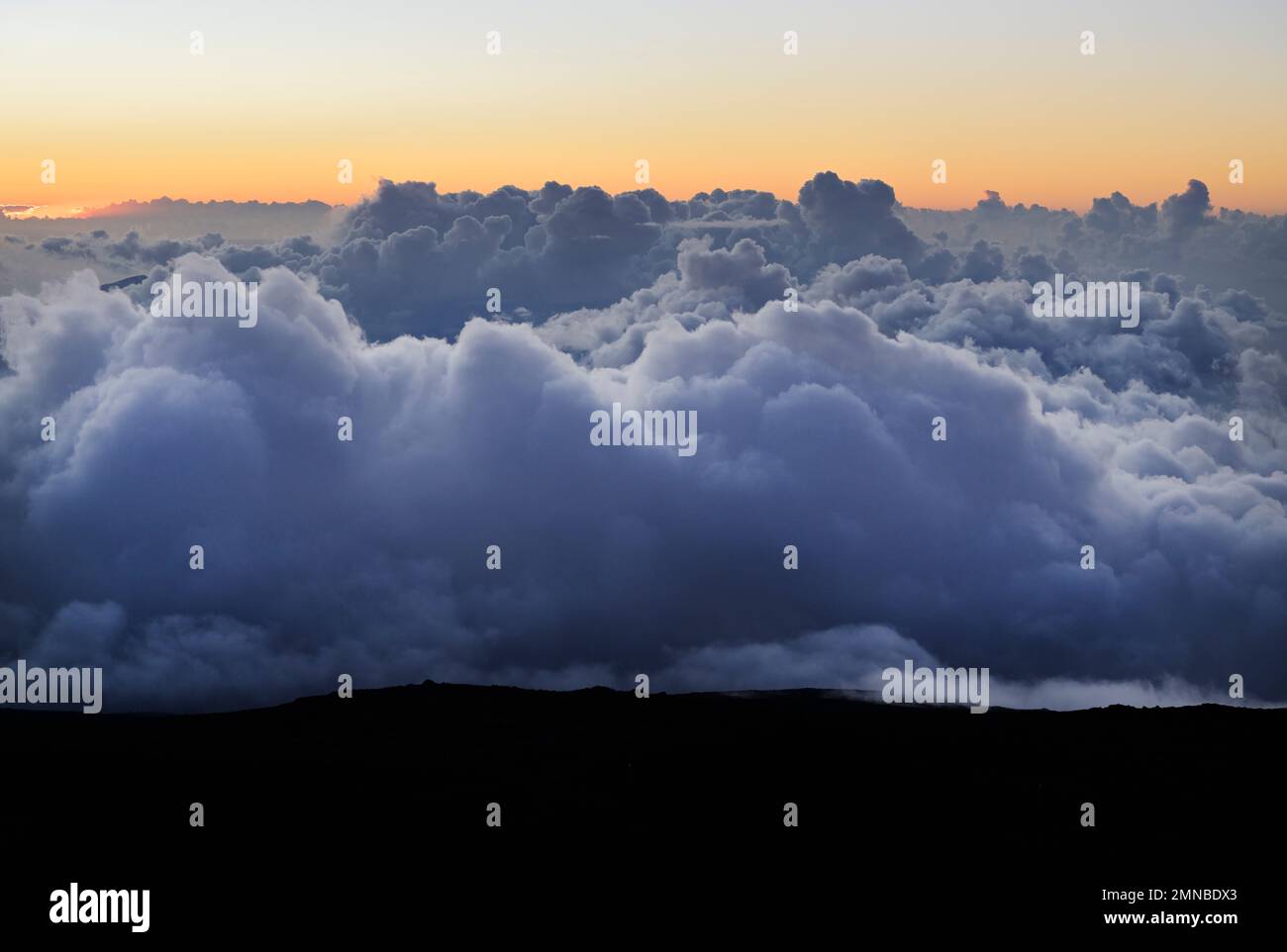 Nuages au coucher du soleil depuis le volcan Haleakala, Maui Banque D'Images