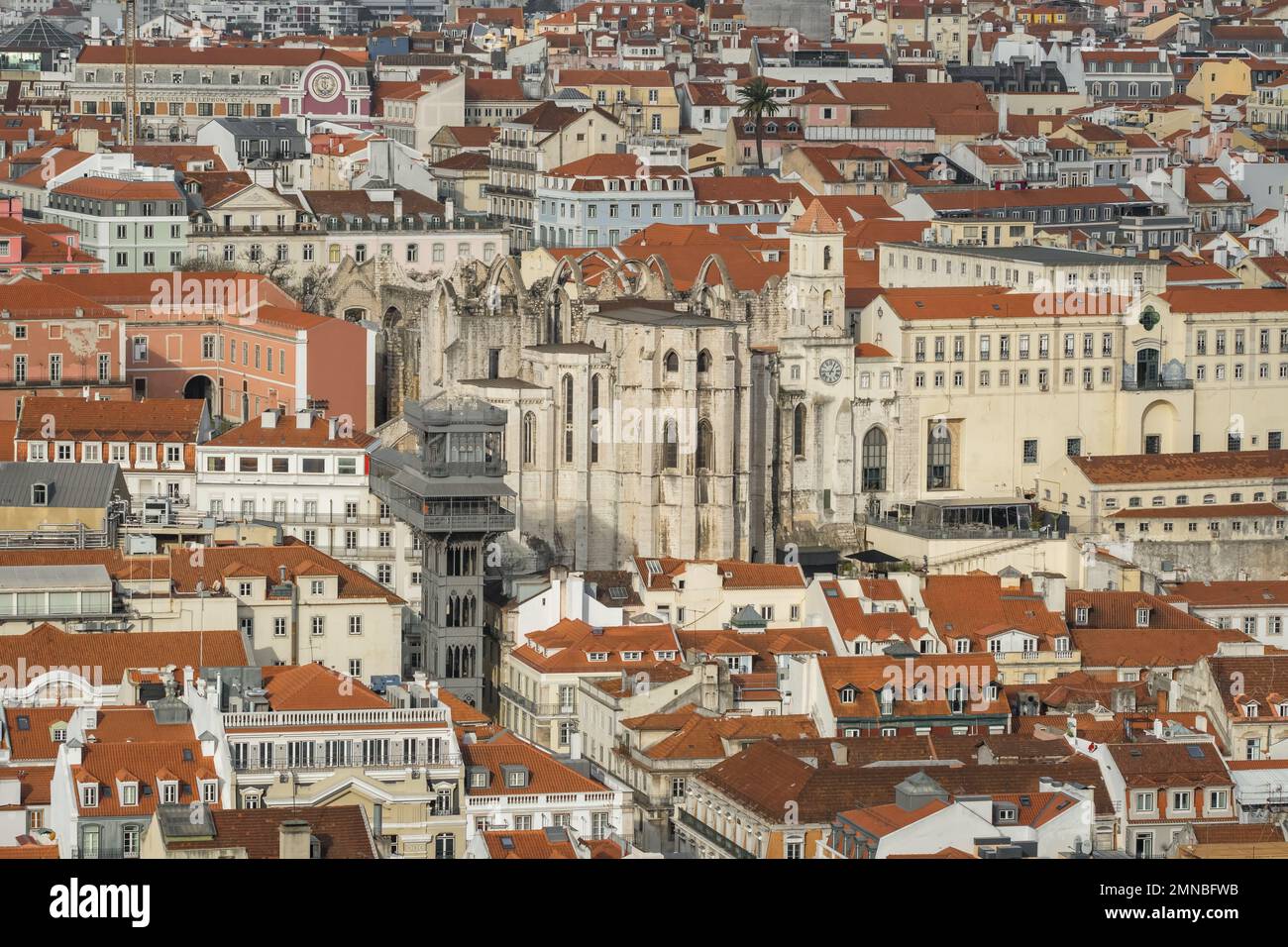 Lisbonne paysage urbain avec ruiné par le tremblement de terre église du couvent des Carmo à Lisbonne Banque D'Images