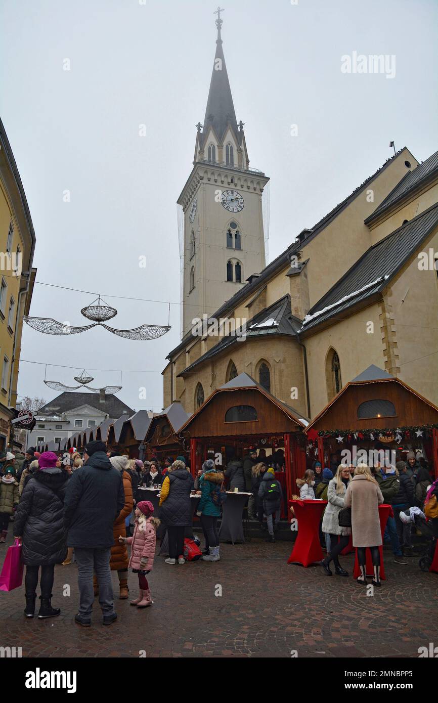 Villach, Autriche - 24 décembre 2022. Marché de Noël stalles sur la rue Hauptplatz sur un réveillon de Noël légèrement brumeux dans le centre historique de Villach Banque D'Images