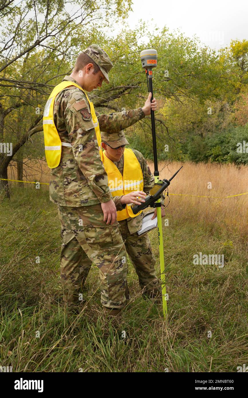 U.S. Air Force Airman 1st classe Brendon Schulte, à gauche, 114th Ingénieur civil apprenti et technicien. Sgt. Cody Taylor, à droite, 114th artisan du génie civil, marque les coordonnées d’un artefact trouvé lors d’un exercice de recherche sur le terrain et de récupération tenu au cours de l’assemblée d’entraînement d’unité d’octobre au parc de loisirs Great Bear, Sioux Falls, Dakota du Sud, le 1 octobre 2022. Les aviateurs ont utilisé une station Trimble Total pour cartographier les coordonnées des vestiges situés par les membres des services alimentaires au cours d'un exercice de recherche et de rétablissement. Banque D'Images