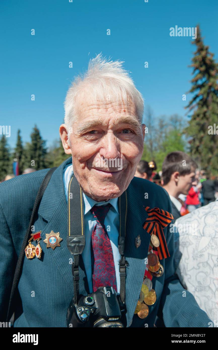 KOLOMNA, région de Moscou, Russie 9 mai 2015. Portrait d'un vétéran heureux avec des ordres et des médailles. Régiment immortel, jour de la victoire sur l'Allemagne nazie. Banque D'Images