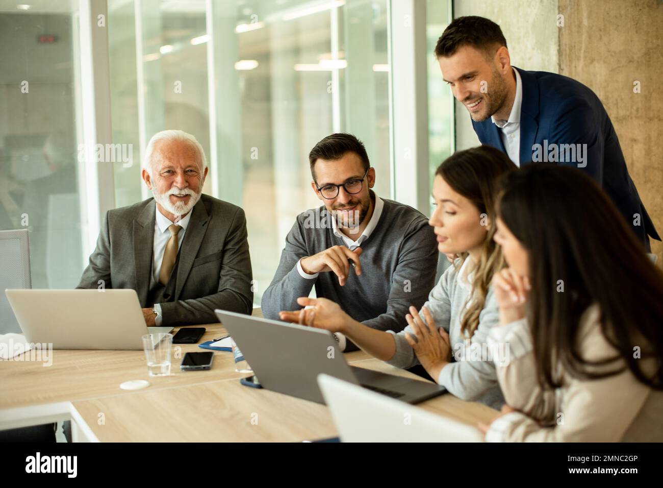 Groupe d'hommes d'affaires et de femmes d'affaires travaillant ensemble au bureau Banque D'Images