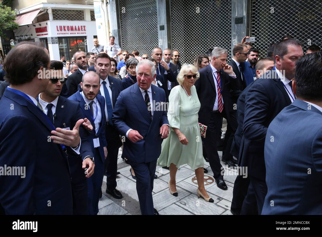 Britain's Prince Charles, and his wife Camilla, Duchess of Cornwalll walk in the historical center of Athens, on Thursday, May 10, 2018. The Prince of Wales, heir to the British throne, and his wife are paying a three-day visit to Greece, where Charles' paternal ancestors once reigned.(Orestis Panagiotou, Pool via AP) Banque D'Images