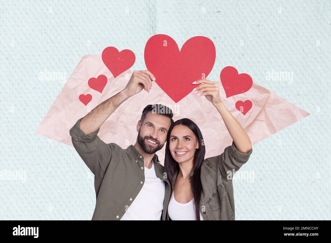 Portrait de famille photo collage affiche carte postale de beau couple tenir le symbole de papier rouge figure isolée sur fond de dessin Banque D'Images